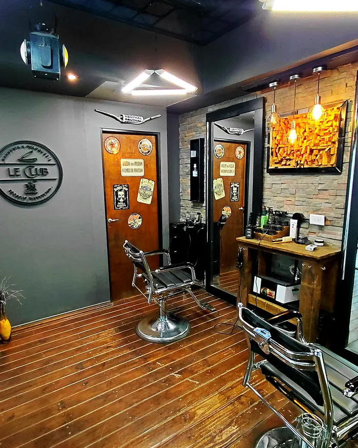 Sillón de barbero de Le Club bajo luces cálidas