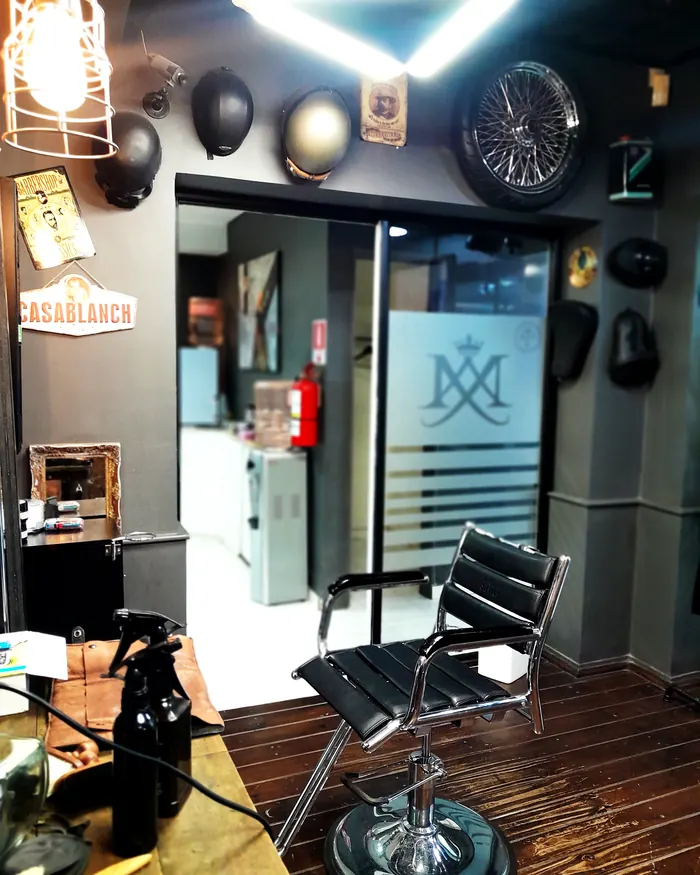 Interior de Le Club, con sillón y paredes de madera