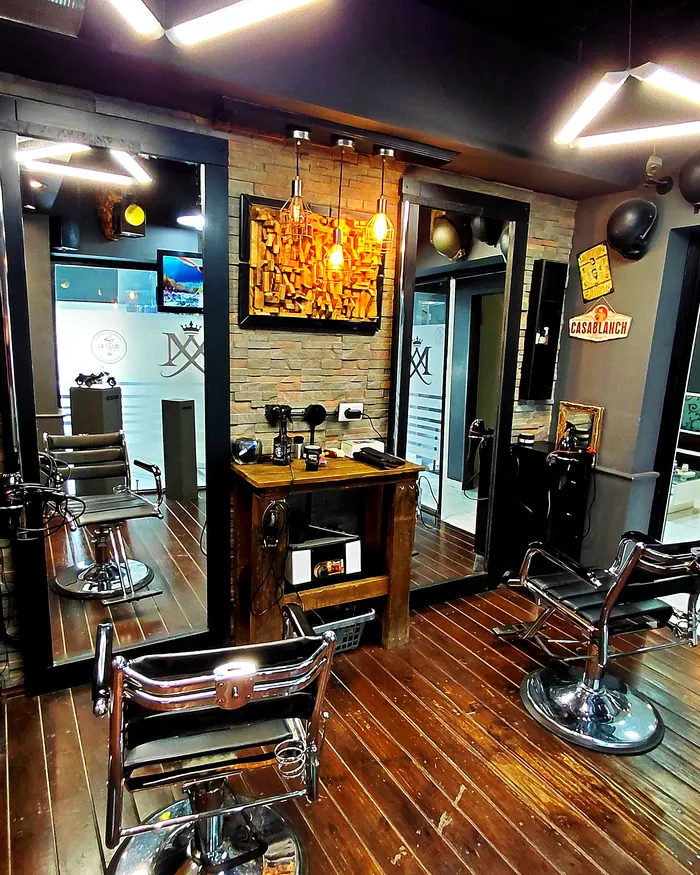El espacio de Le Club, con sillón de barbero y luces cálidas